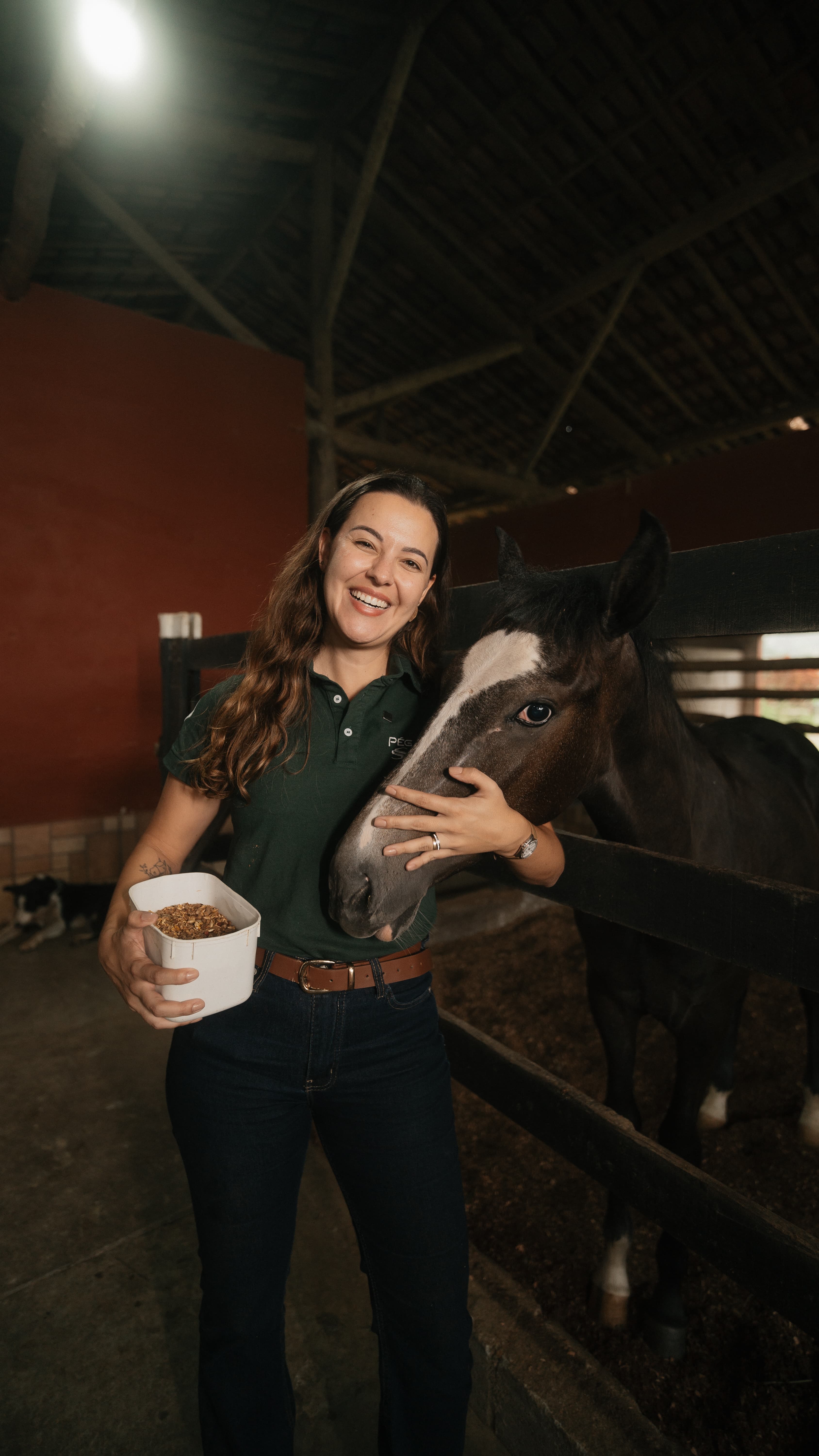 Marina interagindo com cavalo no estábulo